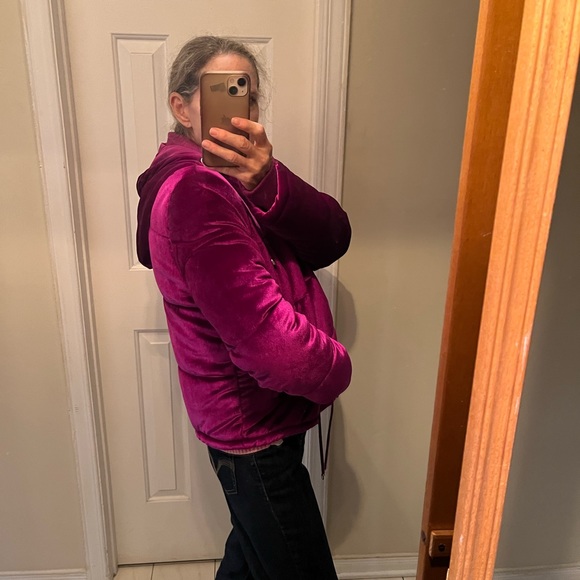 NWT quilted velvety jacket with hood and zipper. Adjustable at bottom size M - Picture 6 of 13